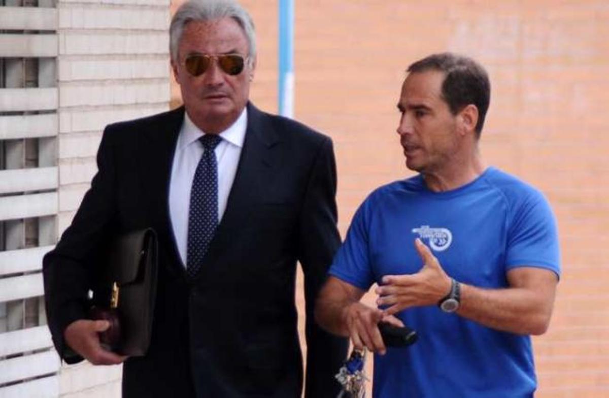 Admite que contrató a un detective para desacreditar a un agente