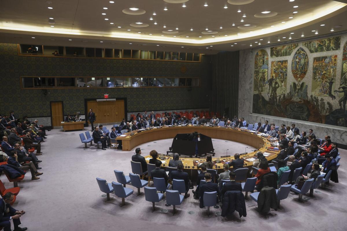 Diplomáticos, embajadores y otros miembros del personal asisten a una sesión de emergencia del Consejo de Seguridad para discutir las mortíferas protestas en Irán en la sede de las Naciones Unidas en Nueva York, EE. UU. EFE/SARAH YENESEL ////////// NEW YORK (United States), 15/01/2026.- Diplomats, ambassadors and other staff attend an emergency Security Council session discussing deadly Iran protests at United Nations headquarters in New York, New York, USA, 15 January 2026. (Protestas, Nueva York) EFE/EPA/SARAH YENESEL