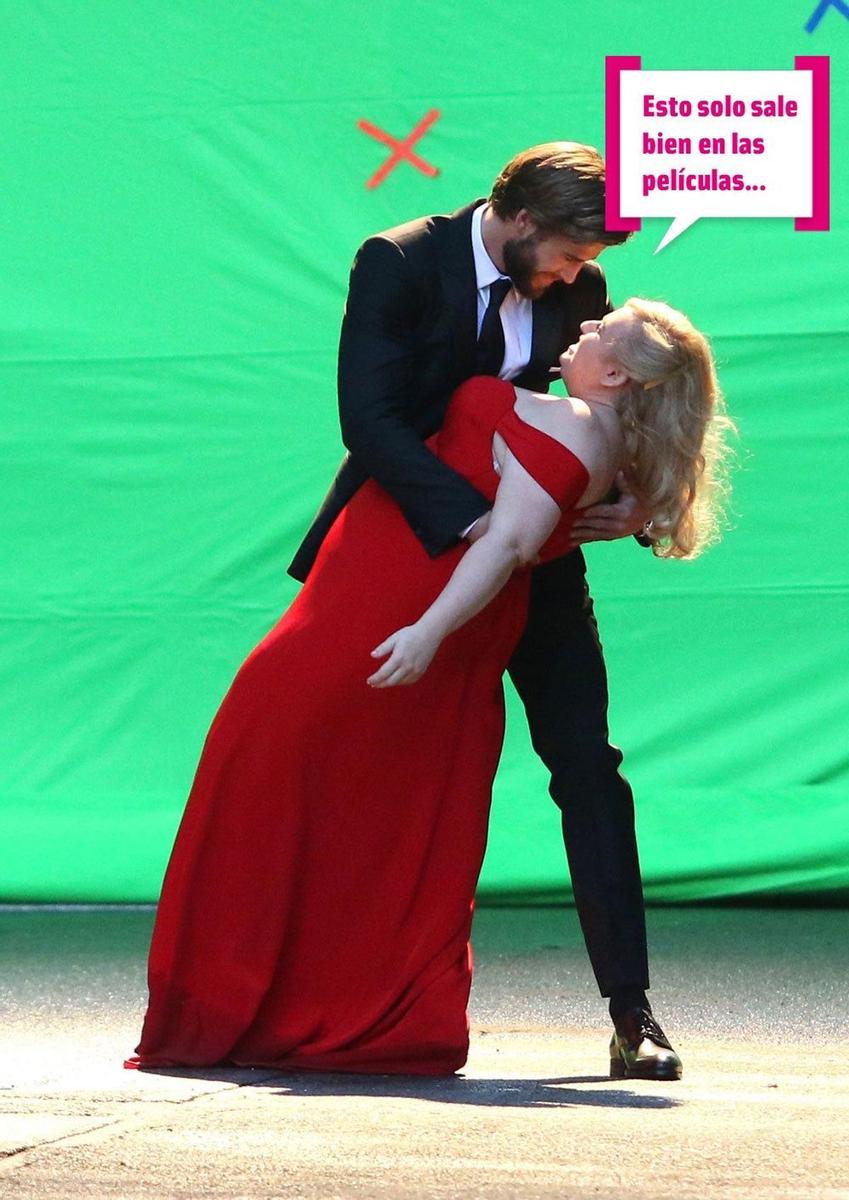 Rebel Wilson y Liam Hemsworth protagonizan una escena de película