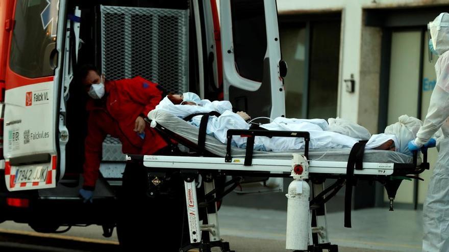 Un sanitari trasllada un pacient a l&#039;Hospital de Bellvitge |