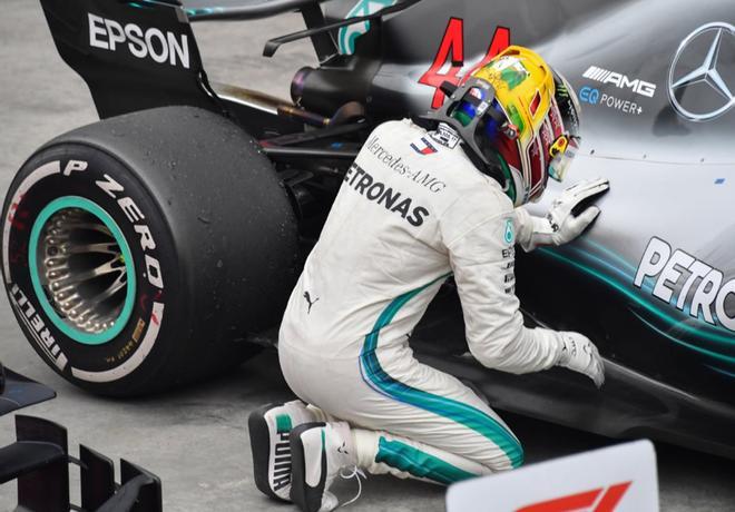 El piloto británico de Mercedes, Lewis Hamilton, celebra después de ganar el Gran Premio de F1 Brasil en el circuito de Interlagos en Sao Paulo, Brasil