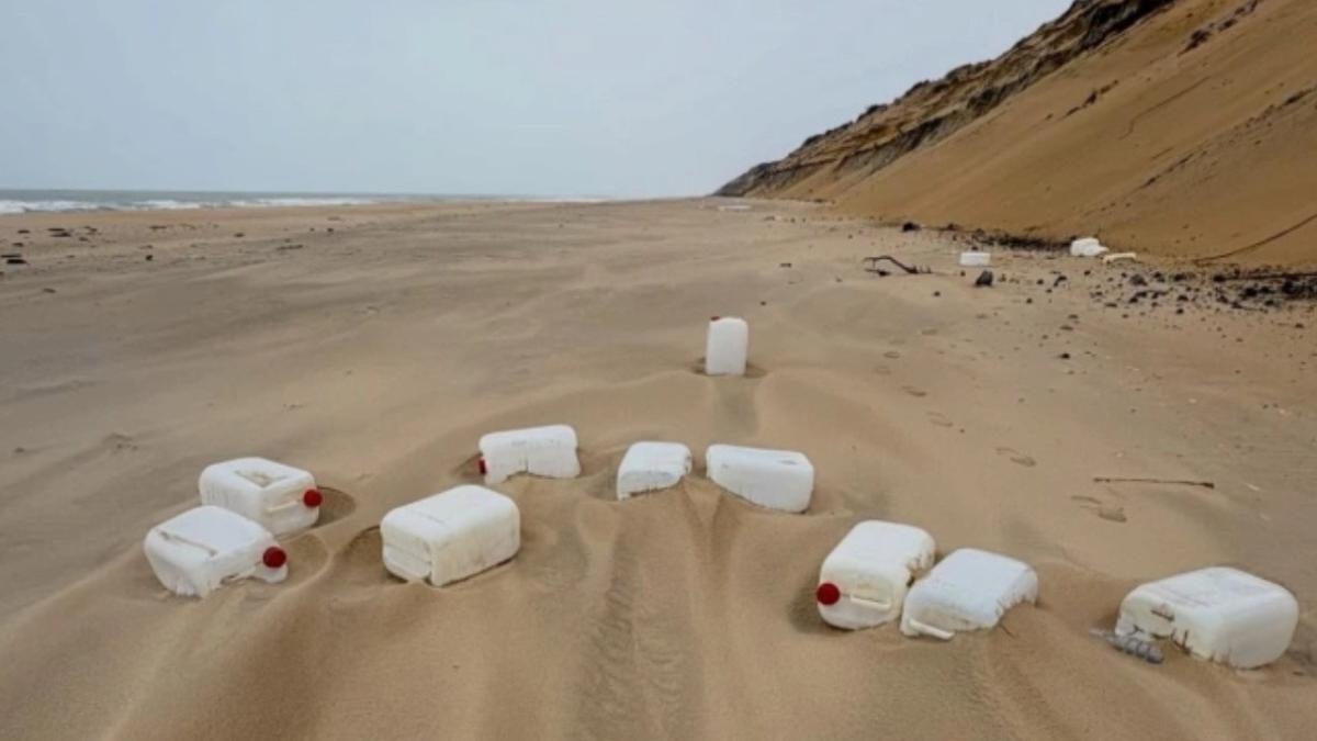 GARRAFAS NARCO DOÑANA | Cientos de garrafas de combustible de los narcotraficantes invaden las playas de Doñana