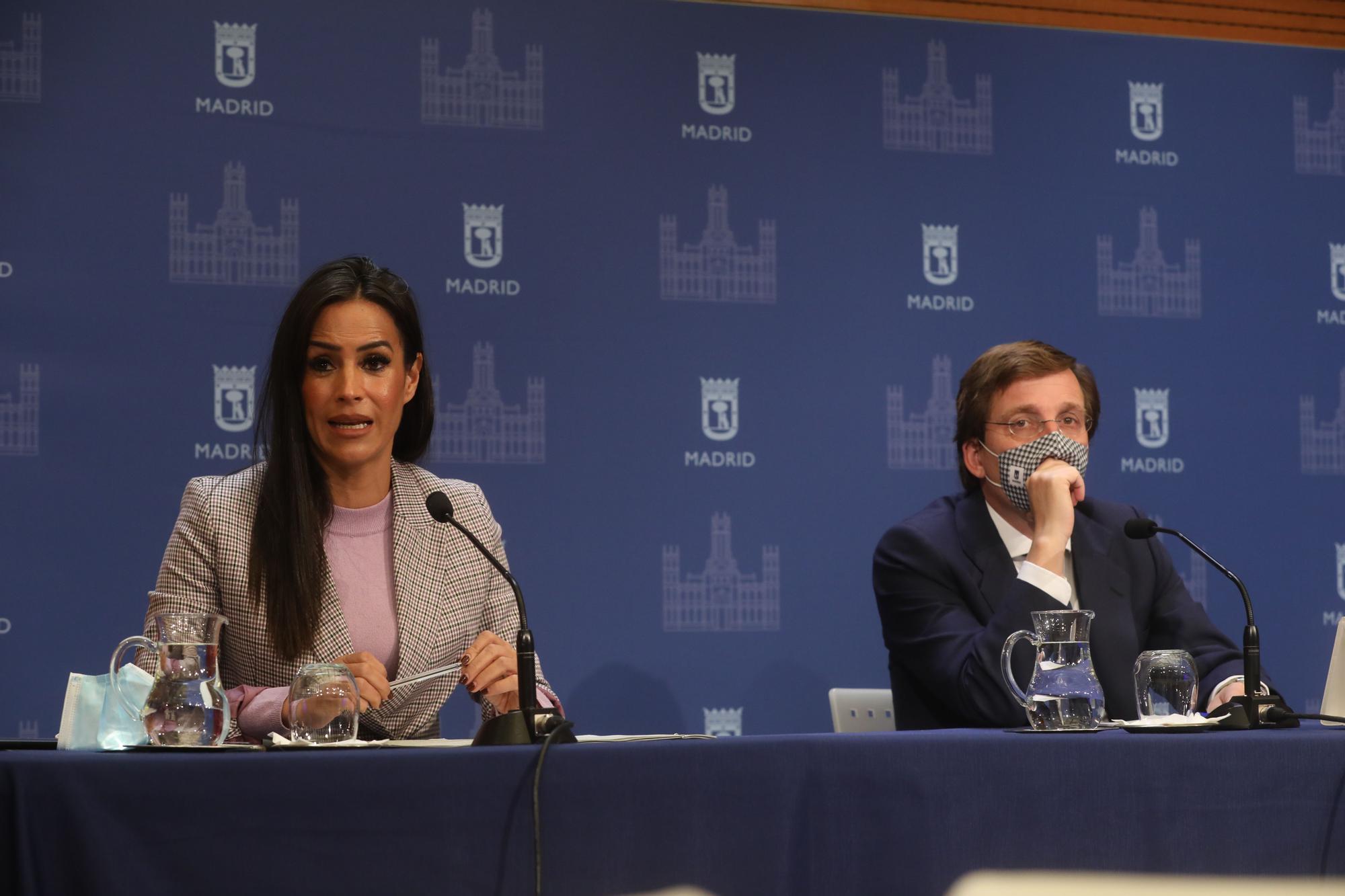 Almeida y Villacís durante la presentación de los presupuestos del Ayuntamiento de Madrid.