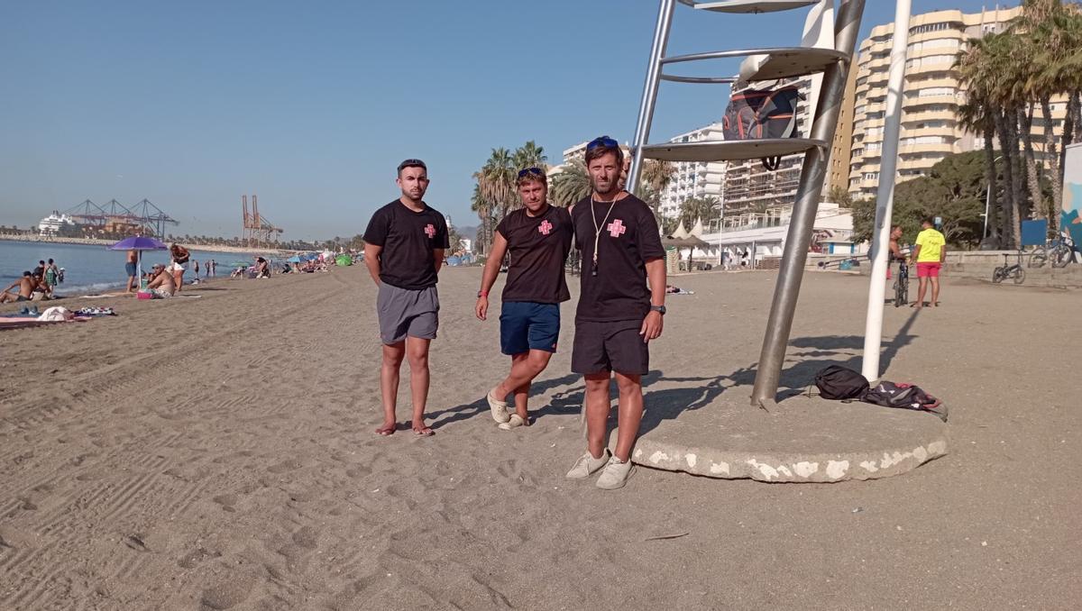 Tres de los socorristas del comité de huelga despedidos en junio, esta semana en La Malagueta.