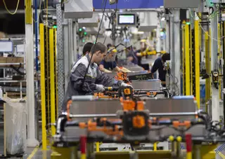 Los híbridos y el Peugeot ‘208’ salvan a Stellantis Figueruelas del pinchazo eléctrico