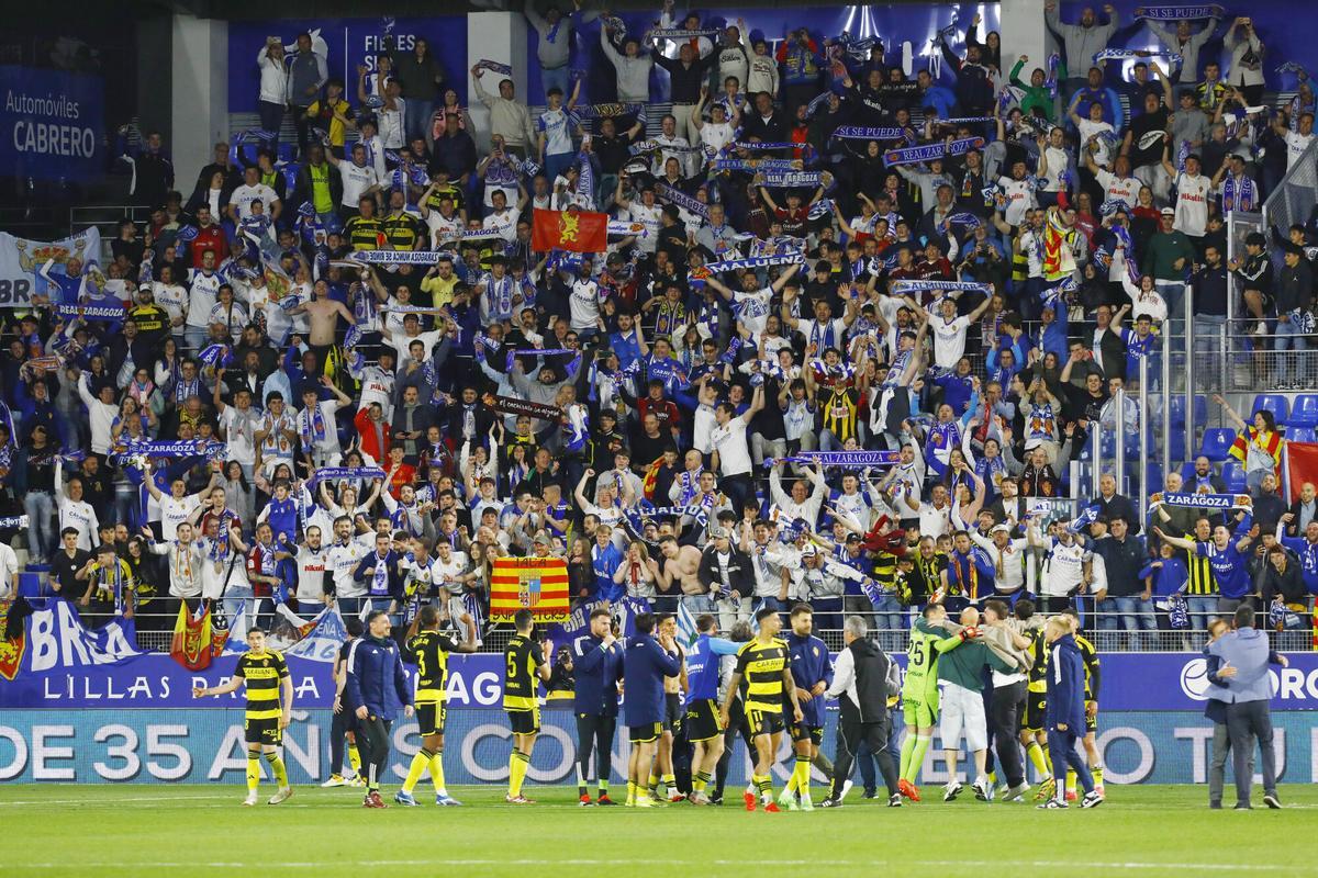 Los jugadores del Real Zaragoza celebran frente a la grada visitante la victoria en El Alcoraz del 2024.