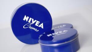 La famosa crema Nivea en lata azul. 