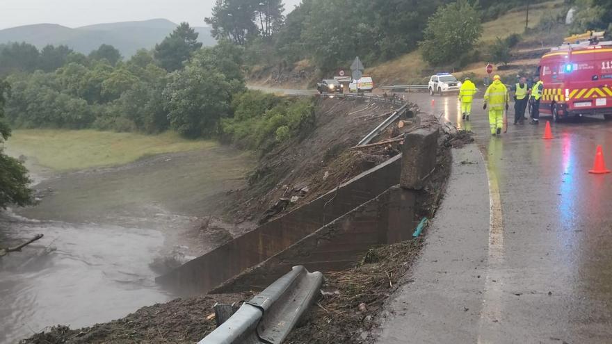 La zona de montaña de Ourense y Valdeorras sufren lluvias intensas que desbordan ríos y anegan viviendas