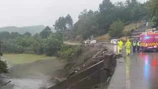 Inundaciones, carreteras cortadas y desalojos tras una fortísima tormenta en la provincia de Ourense