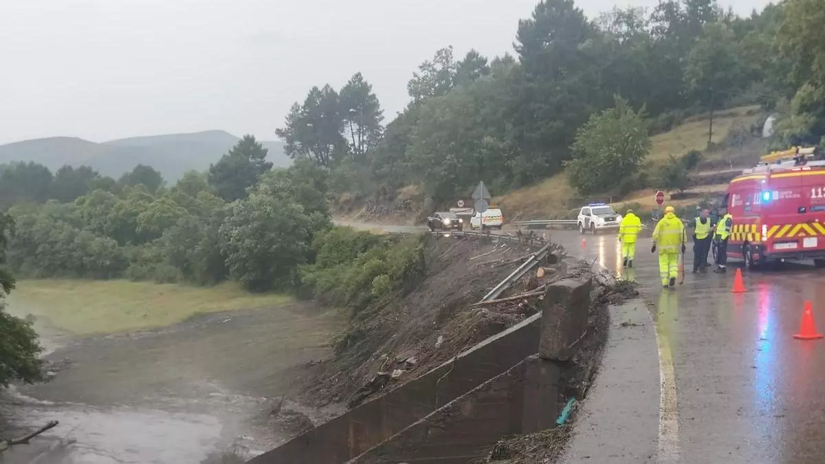 Inundaciones, carreteras cortadas y desalojos tras una fortísima tormenta en la provincia de Ourense