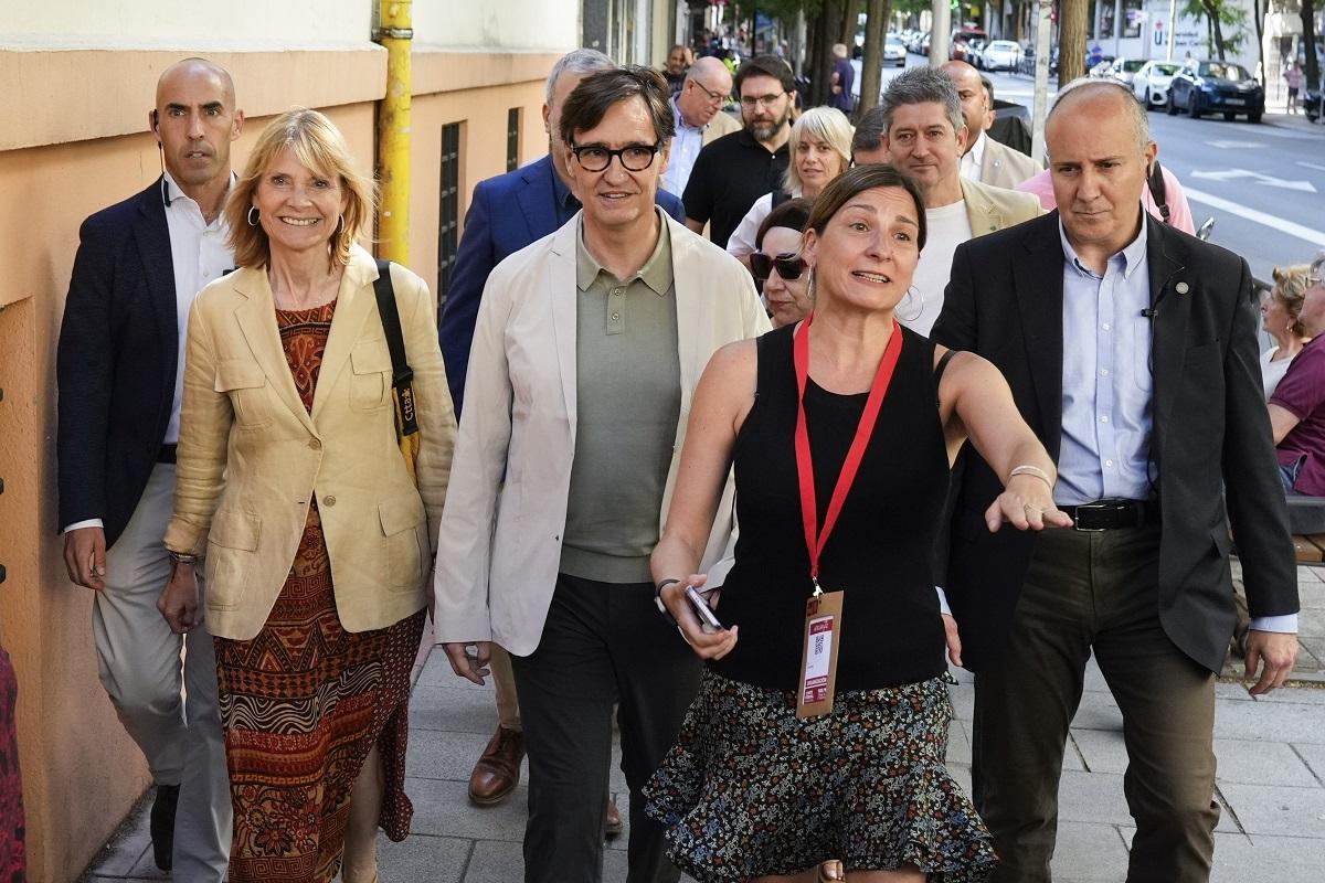 El president Salvador Illa encabezando la delegación del PSC este sábado a su llegada a la sede del PSOE en Madrid El president Salvador Illa encabezando la delegación del PSC este sábado a su llegada a la sede del PSOE en Madrid
