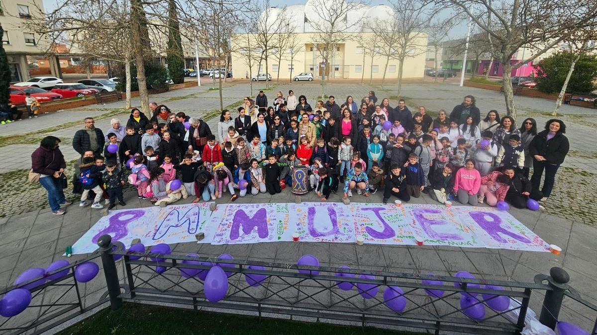 Los alumnos de los colegios Cerro de Reyes y Pastor Sito pintan un mural y decoran papeleras por el 8M.