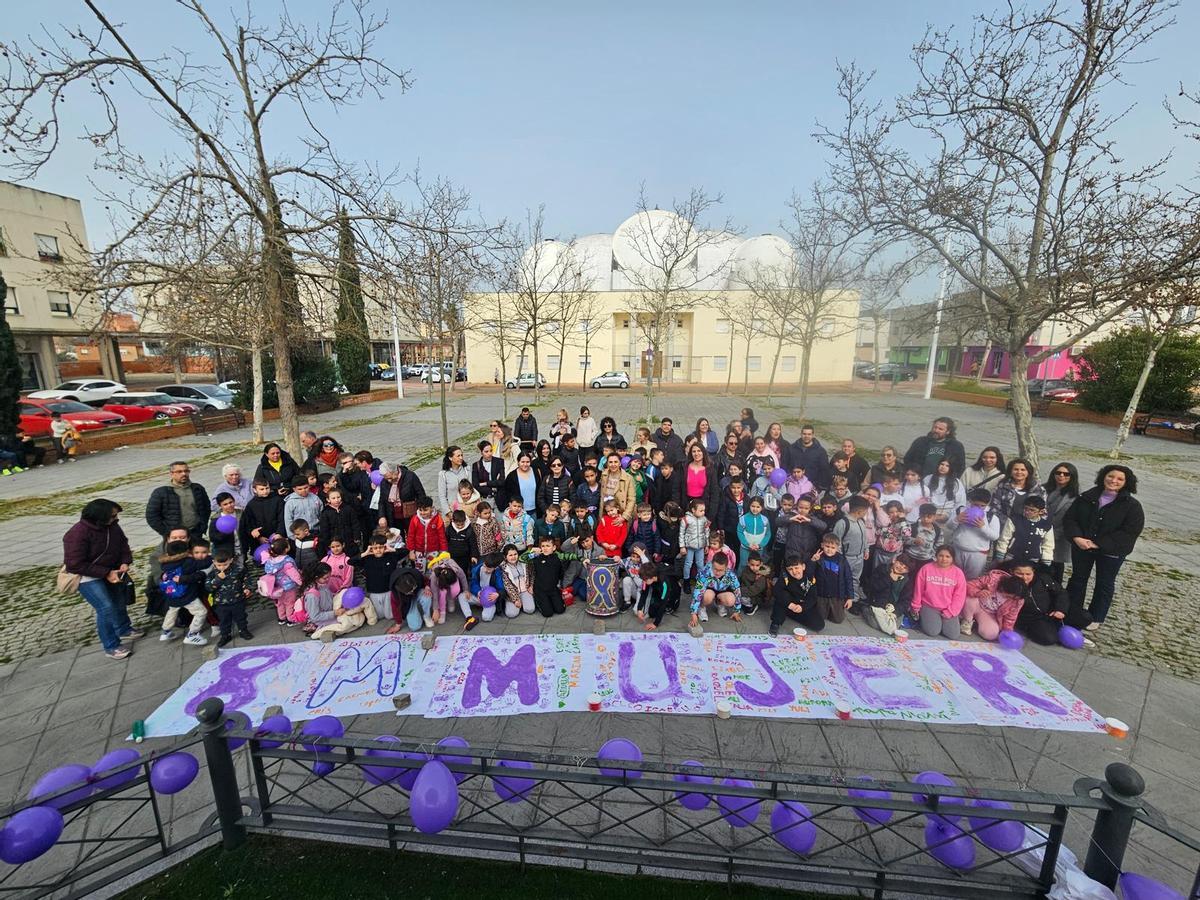 Los alumnos de los colegios Cerro de Reyes y Pastor Sito pintan un mural y decoran papeleras por el 8M.