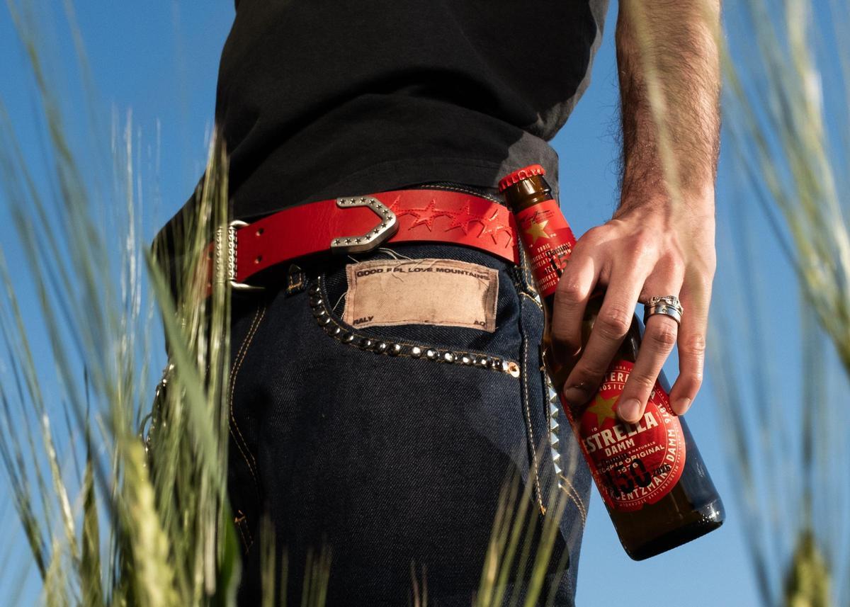 El cinturón-abridor de Estrella Damm x TwoJeys, ideal para festivales.