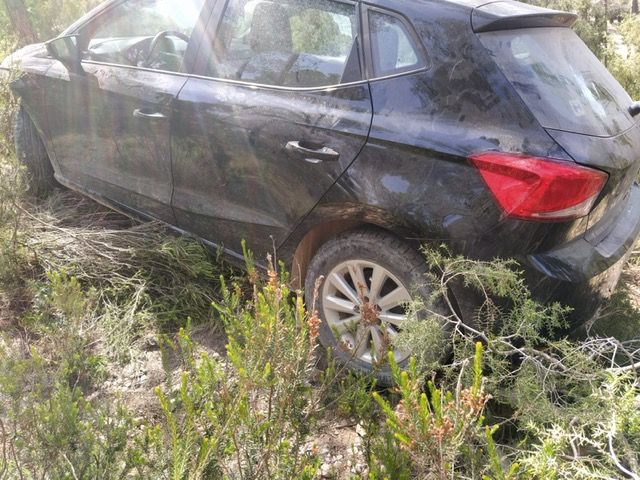 Así quedó el coche de una turista de Ibiza que circulaba campo a través