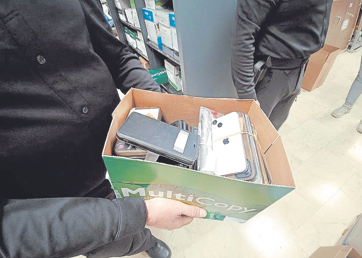 Una de las cajas que guarda móviles.