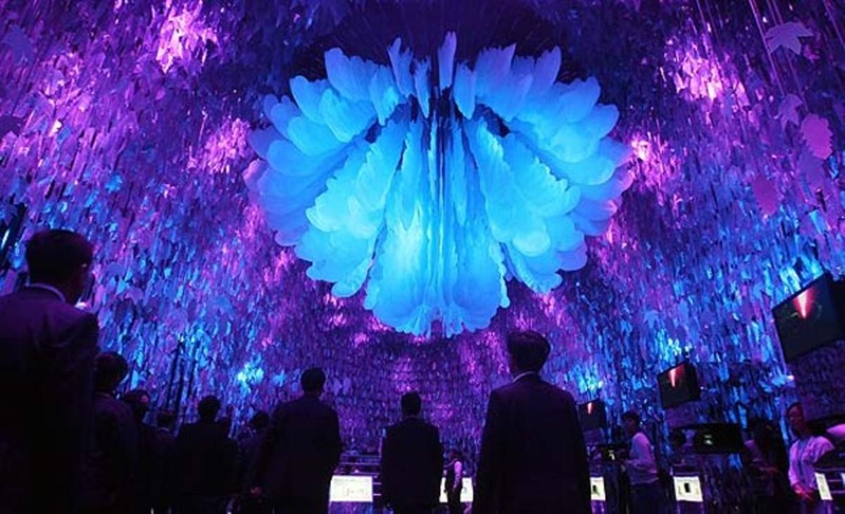 Funcionaris del govern xinès contemplen l’obra de l’artista You Wen-fu durant una visita al pavelló dels somnis, que pertany a la International Flora Exposition de Taipei. Funcionaris del govern xinès contemplen l’obra de l’artista You Wen-fu durant una visita al pavelló dels somnis, que pertany a la International Flora Exposition de Taipei.