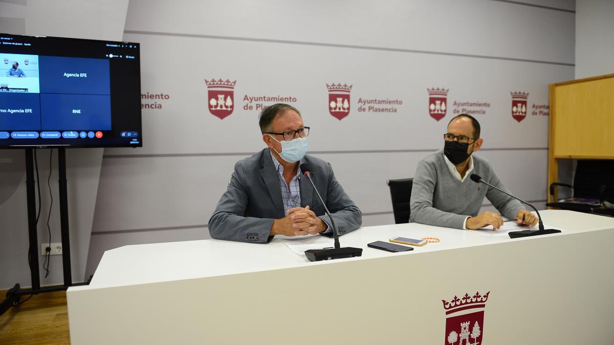 Pérez Escanilla (izquierda) y López, presentando el convenio.