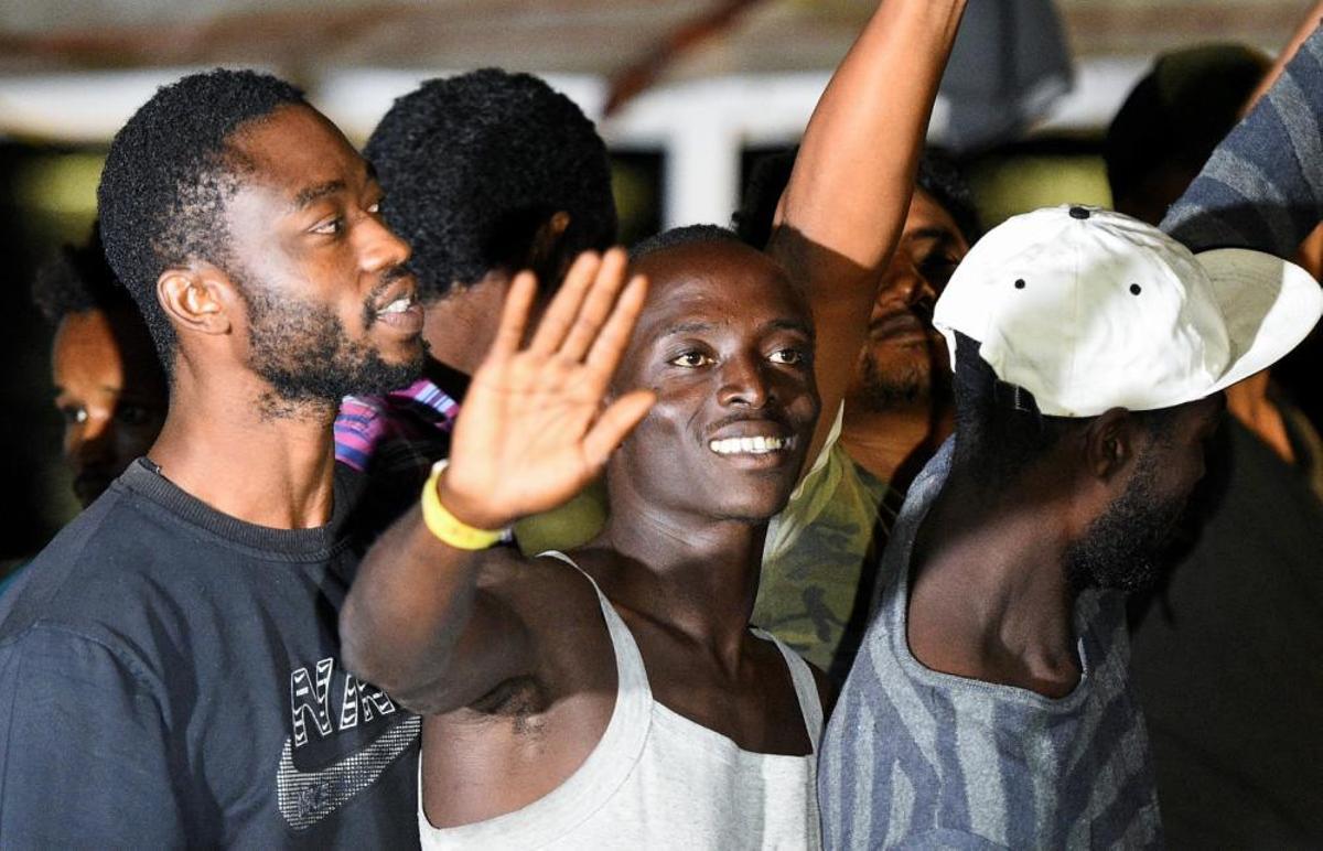 L'Open Arms desembarca a Lampedusa els darrers 83 migrants a bord L'Open Arms desembarca a Lampedusa els darrers 83 migrants a bord