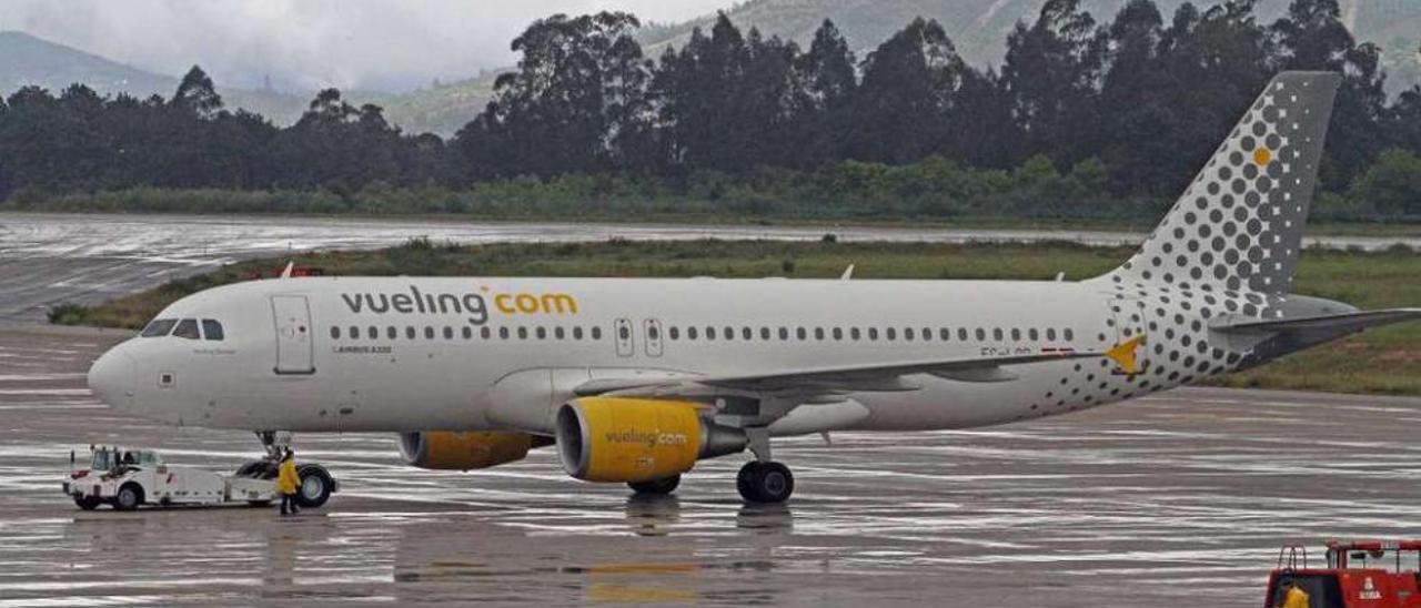 Un avión de la aerolínea Vueling estacionado en el aeropuerto de Peinador. // Marta G. Brea