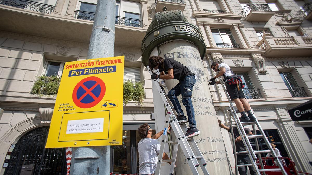 Preparativos en la plaza Francesc Macià, en Barcelona, para el rodaje de la serie 'The Crown'.