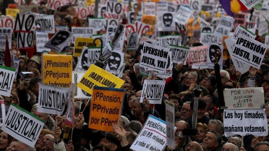 Manifestación en defensa de las pensiones en Madrid. // Sergio Pérez/Reuters