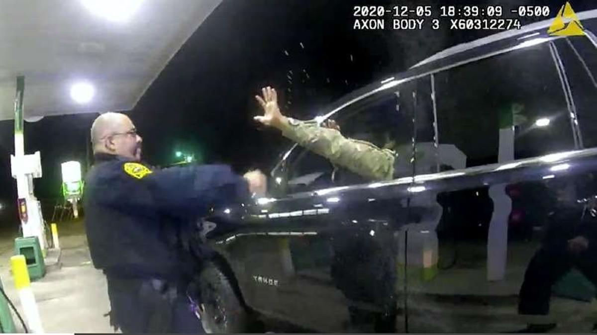 Detingut, amenaçat i agredit al tornar a casa: Nou abús policial als Estats Units contra un home negre Detingut, amenaçat i agredit al tornar a casa: Nou abús policial als Estats Units contra un home negre