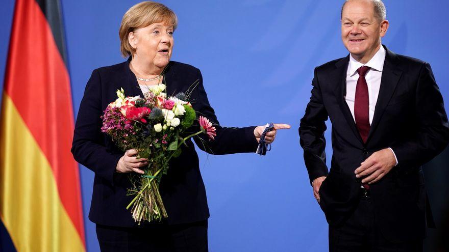 Angela Merkel y su sucesor, Olaf Scholz.