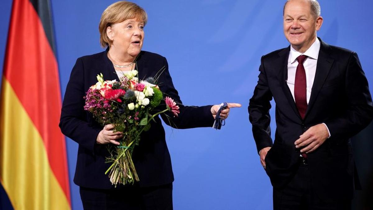 Angela Merkel y su sucesor, Olaf Scholz.