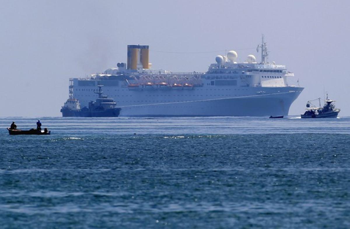 El ’Costa Allegra’, escortat per guardacostes, arriba a l’illa de Mahé, a les Seychelles, aquest dijous.