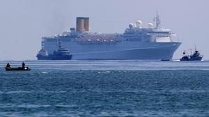 El ’Costa Allegra’, escoltado por guardacostas, llega a la isla de Mahe, en las Seychelles, este jueves.