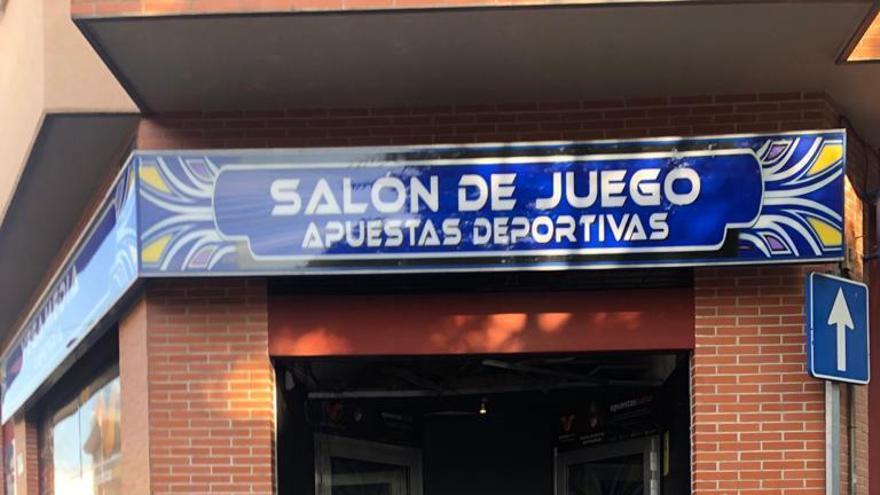 Fachada del salón de juegos asaltado.