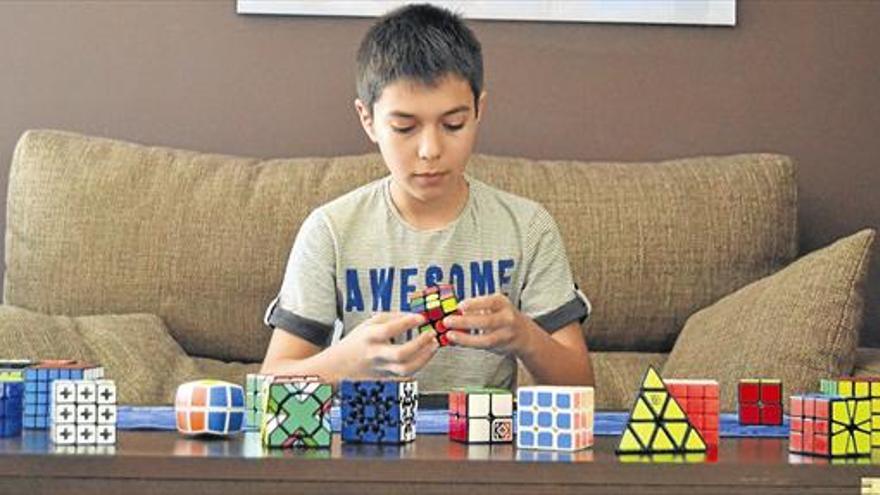 Un genio con el Rubik de 13 años