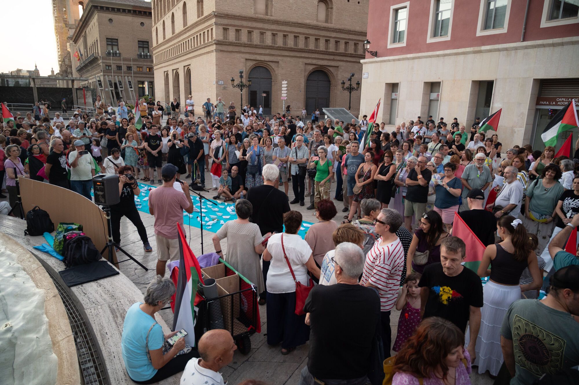 En imágenes | Decenas de barcos de papel surcan la plaza de La Seo para solidarizarse con la flotilla a Gaza