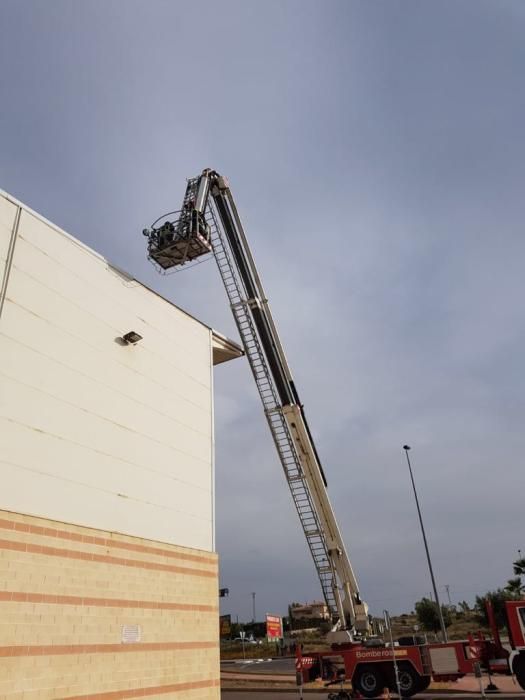 Los bomberos en el Polideportivo de Santa Pola, donde parte de la cubierta se ha caído por el fuerte viento