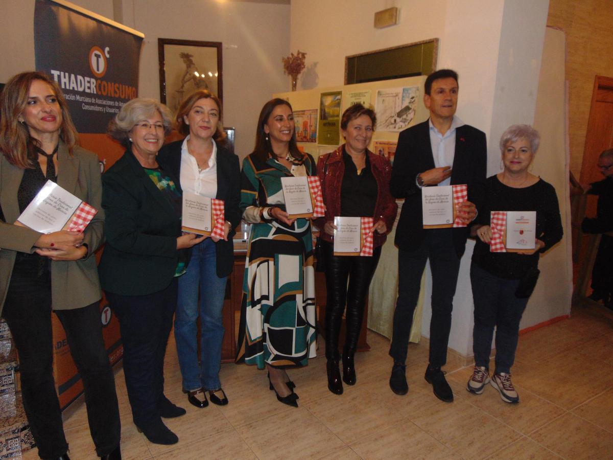 La asociación de Amas de Casa de la Región de Murcia se reúne en Jumilla para presentar el recetario.