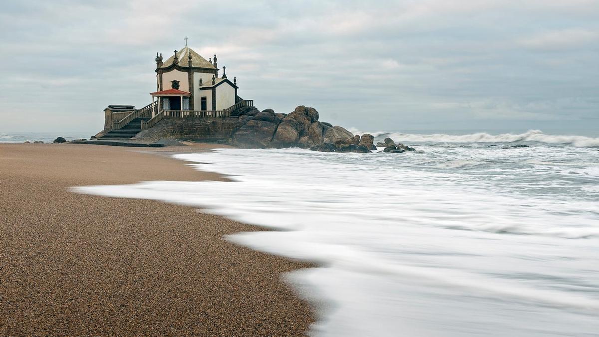 Así es la Capilla del Señor de la Piedra, el santuario que se escapó del mar…