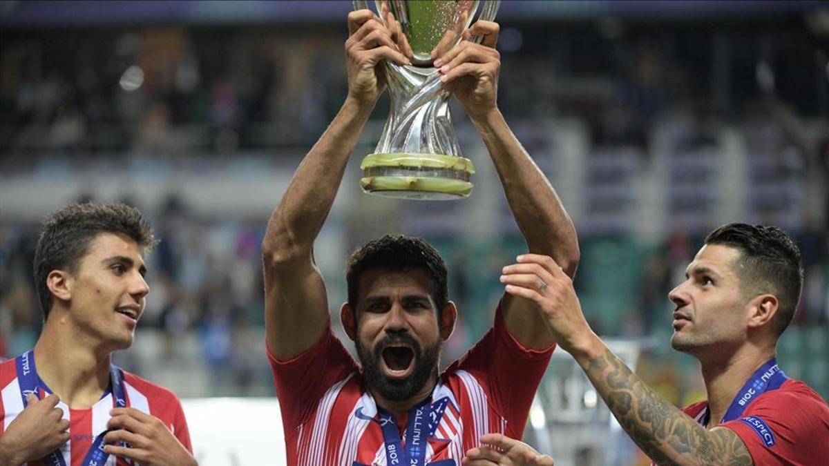 Diego Costa levanta el trofeo de la Supercopa de Europa