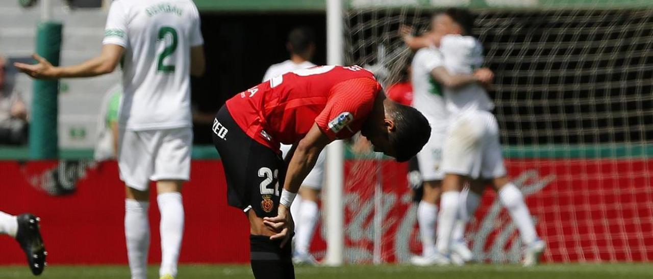 Ángel, cabizbajo tras el tercer gol del Elche.