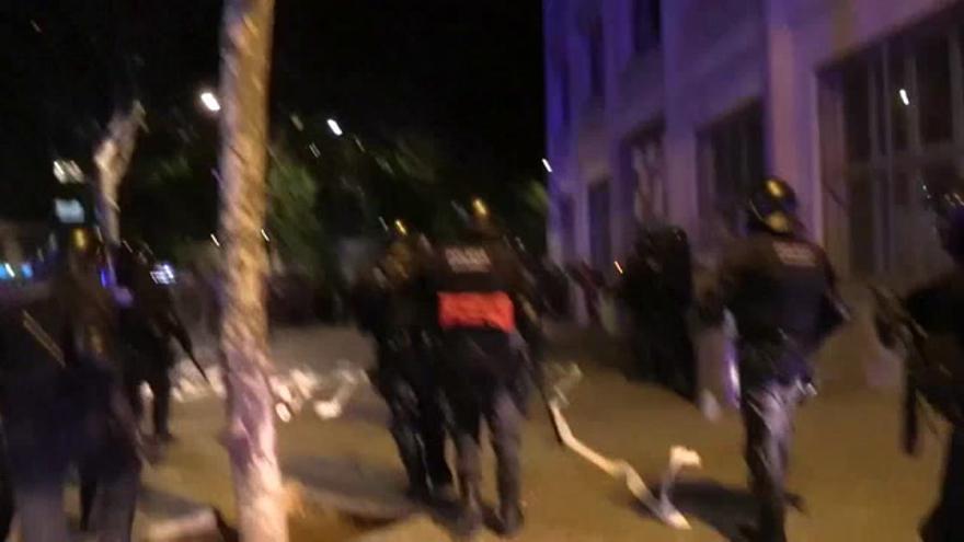 Segunda noche de batalla campal en Barcelona