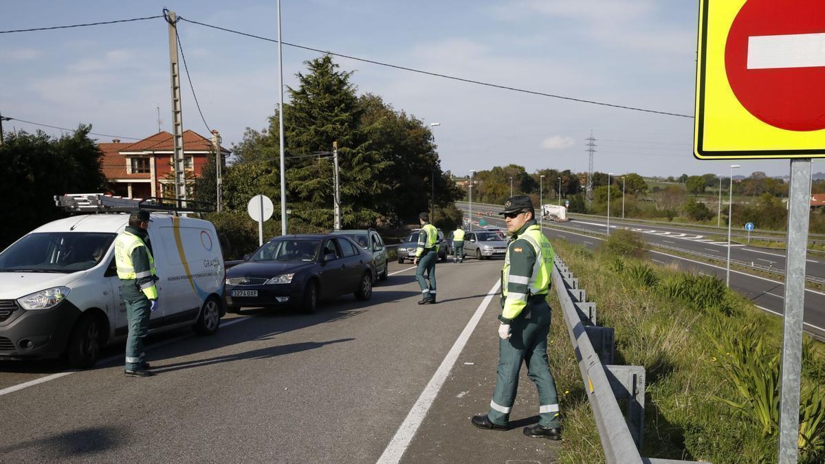 Adiós a la importancia de la baliza v-16: multa de 200 euros por no tener en el maletero la botella obligatoria para el coche tras el texto del BOE