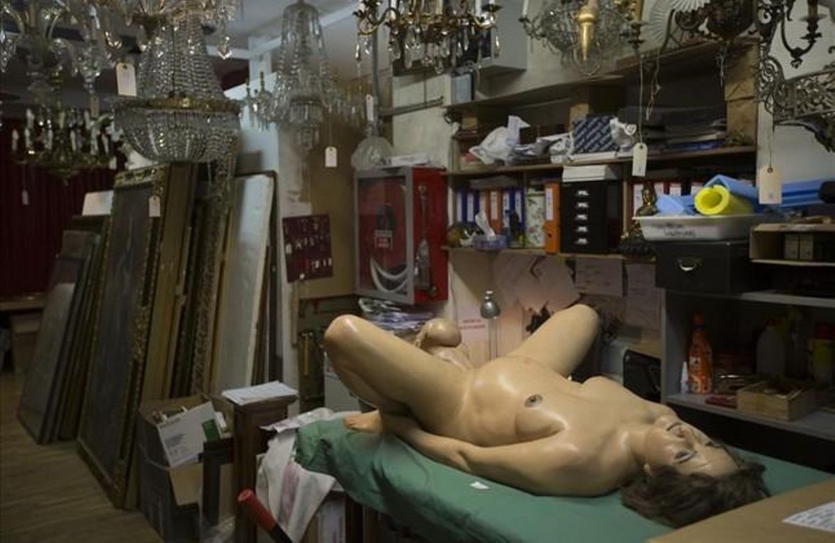 La sala Balclis prepara una subhasta de peces insòlites. Models de diferents tipus de parts per a l’ensenyament de l’obstetrícia.