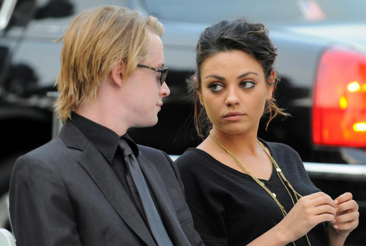 Culkin, con la actriz Mila Kunis cuando eran pareja.
