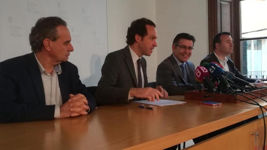 Xavier Ramis, el coseller Marc Pons, Antoni Abrines de Aviba y Francesc Dalmau en la rueda de prensa