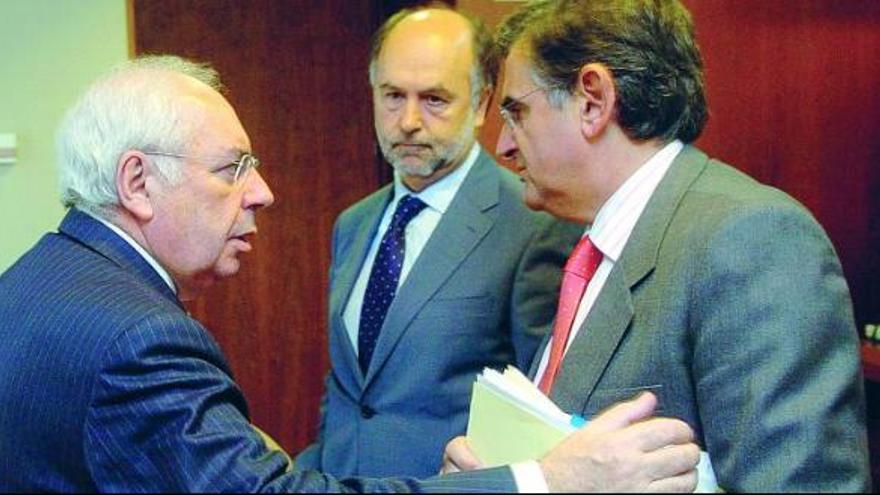 Vicente Álvarez Areces conversa con Ovidio Sánchez ante el consejero de Economía, Jaime Rabanal.