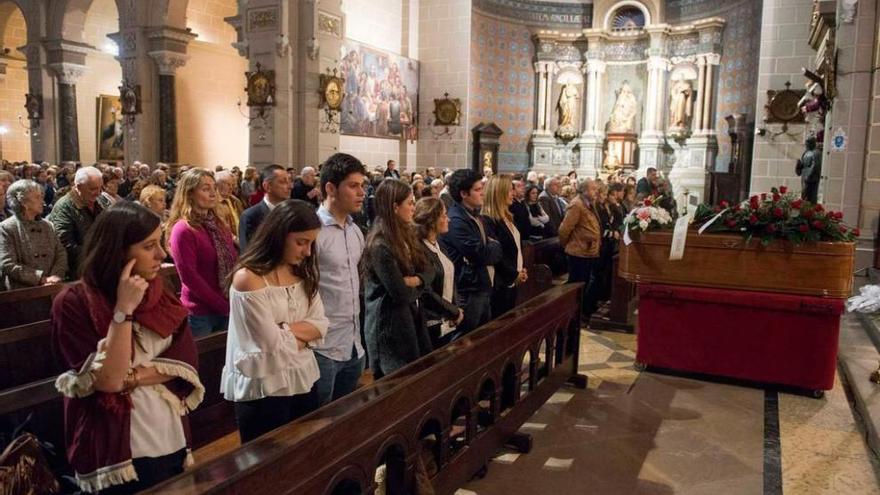 San Juan durante el funeral por Farpón; en el primer banco de la izquierda, desde el centro, su viuda e hijos.