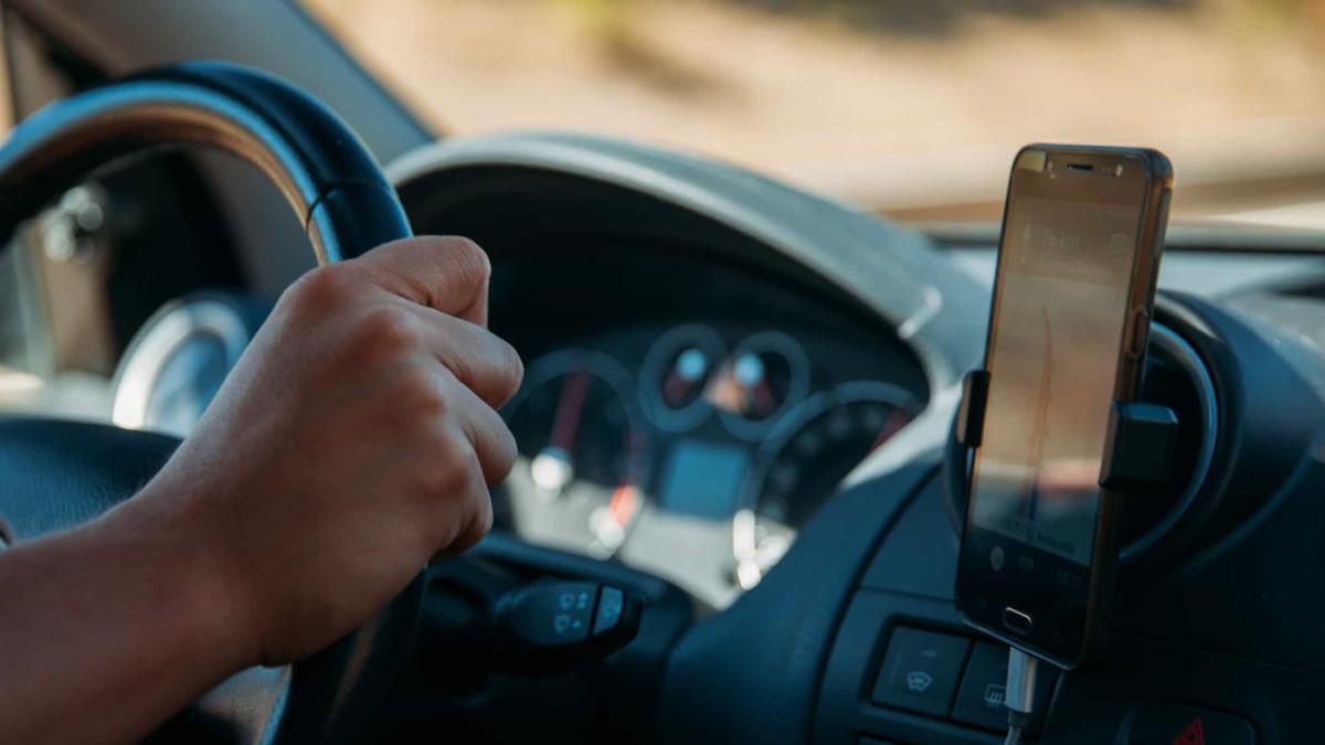¿Me pueden multar si utilizo el móvil en el coche con un soporte homologado?