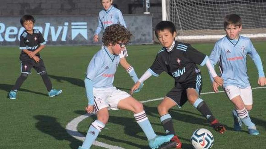 Partido de los benjamines con el equipo japonés. // E. A.