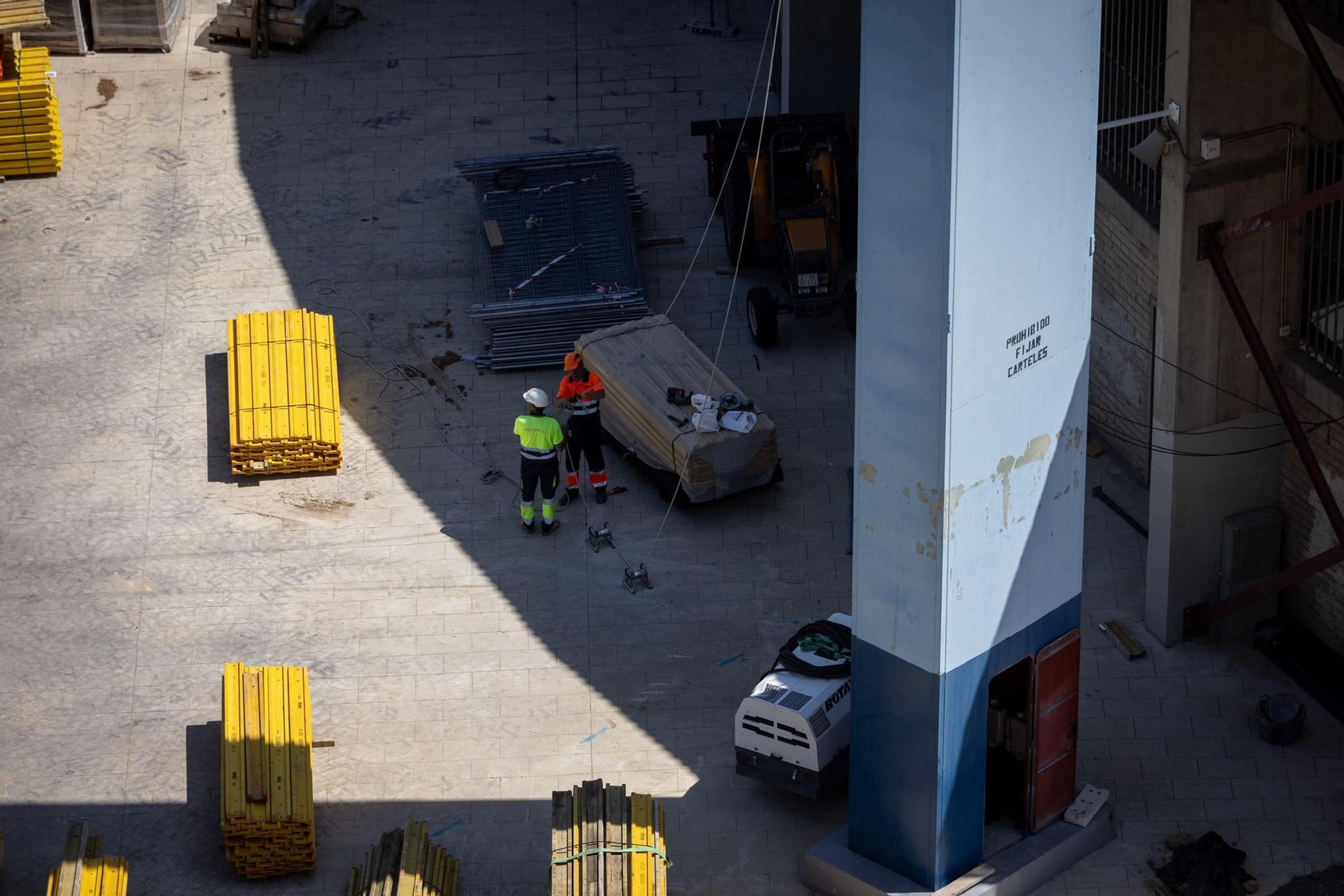 En imágenes | Desmontaje de los focos de La Romareda y estado del campo tras el último partido antes de la demolición