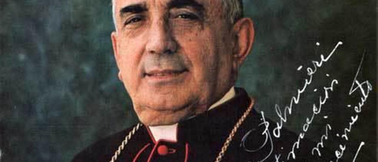 Padre Mario Casariego.